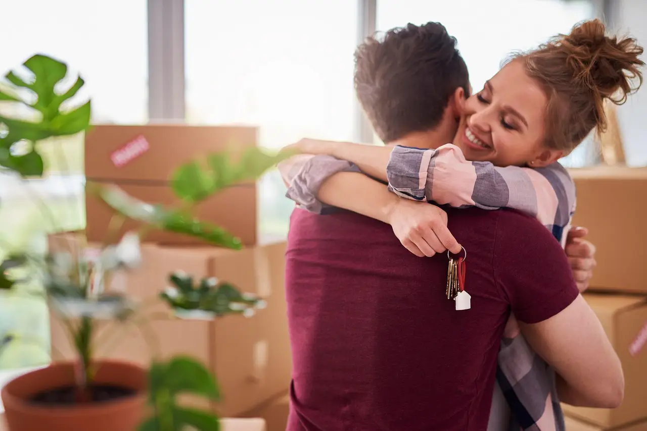 Happy couple receiving keys – residential rental and leasing services in Gurugram by DreamWorld Properties
